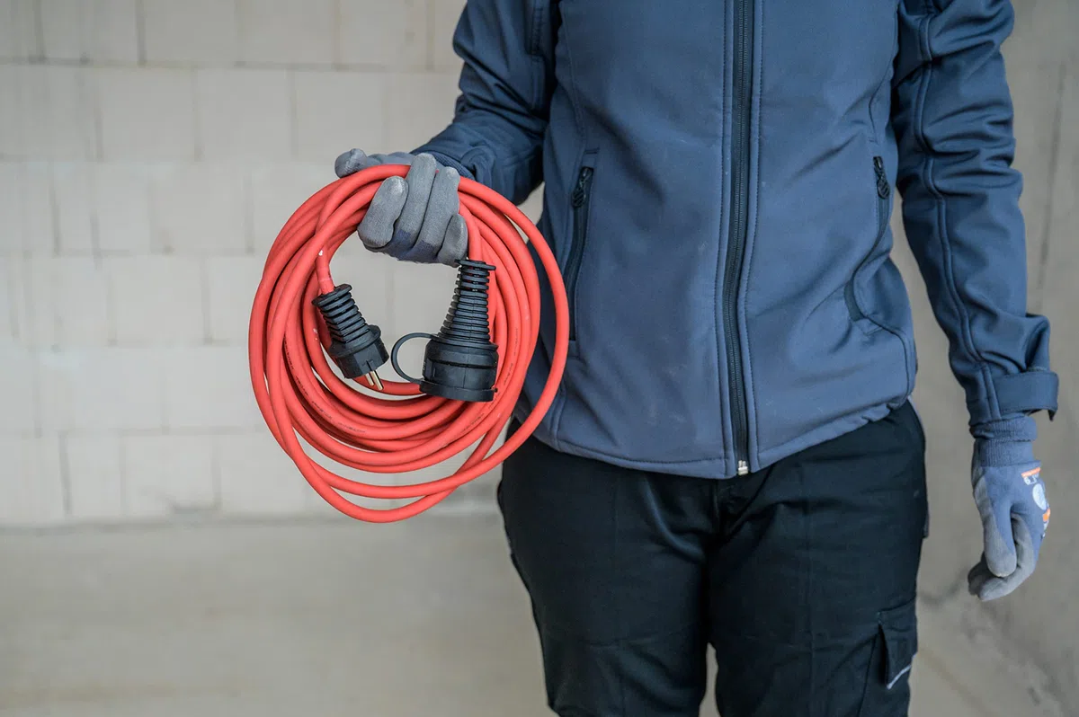 Brennenstuhl Baustellen-Verlängerungskabel (10m Kabel, für den Einsatz im Außenbereich IP44) rot