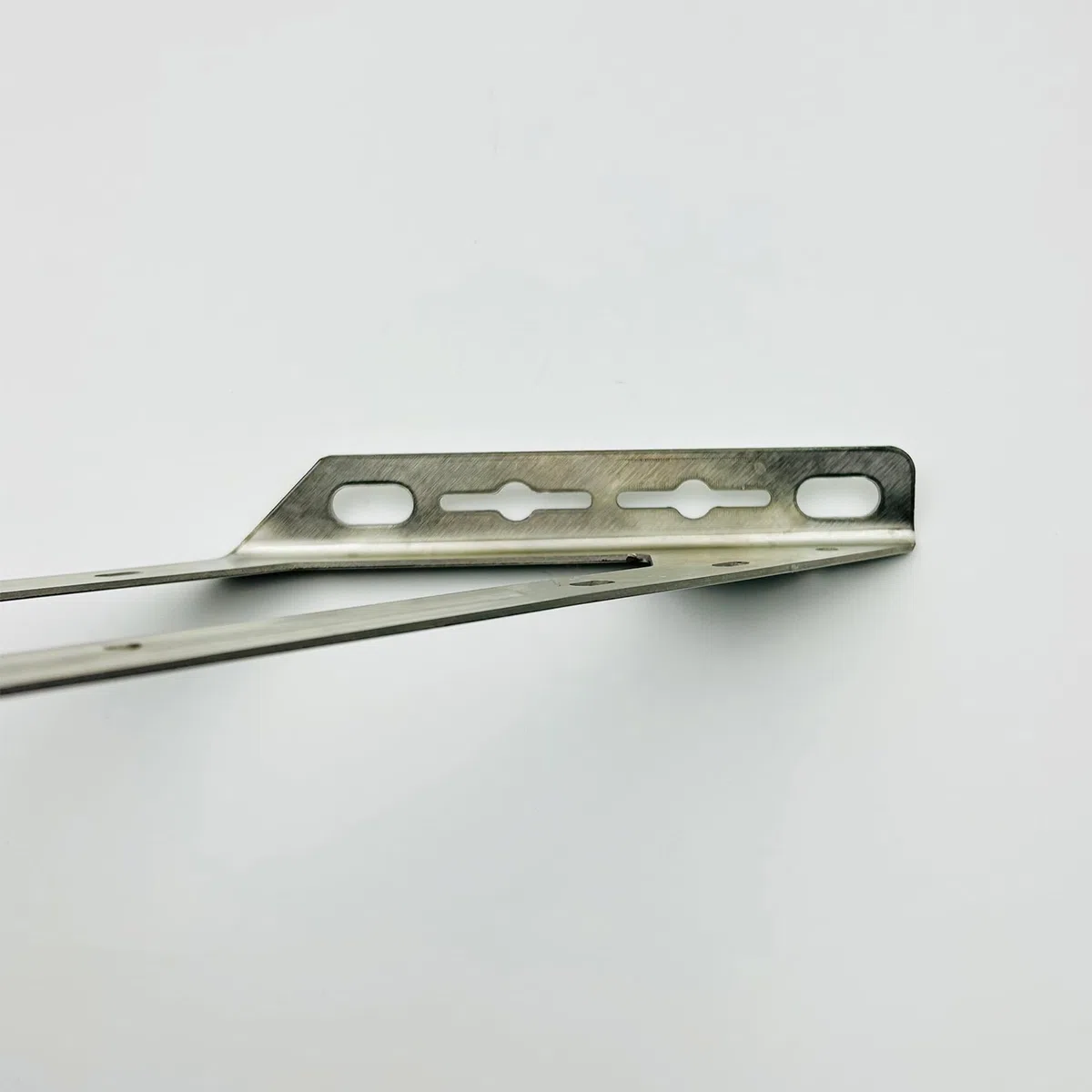 LIKERAINY 90 Grad Winkelverbinder 270x270mm Winkel Klammern Dreieck Form Ecke Klammer Eisenmetall Möbelverbinder Winkel Verschluss Stuhl Regal-Stützverbinder 2 Stück
