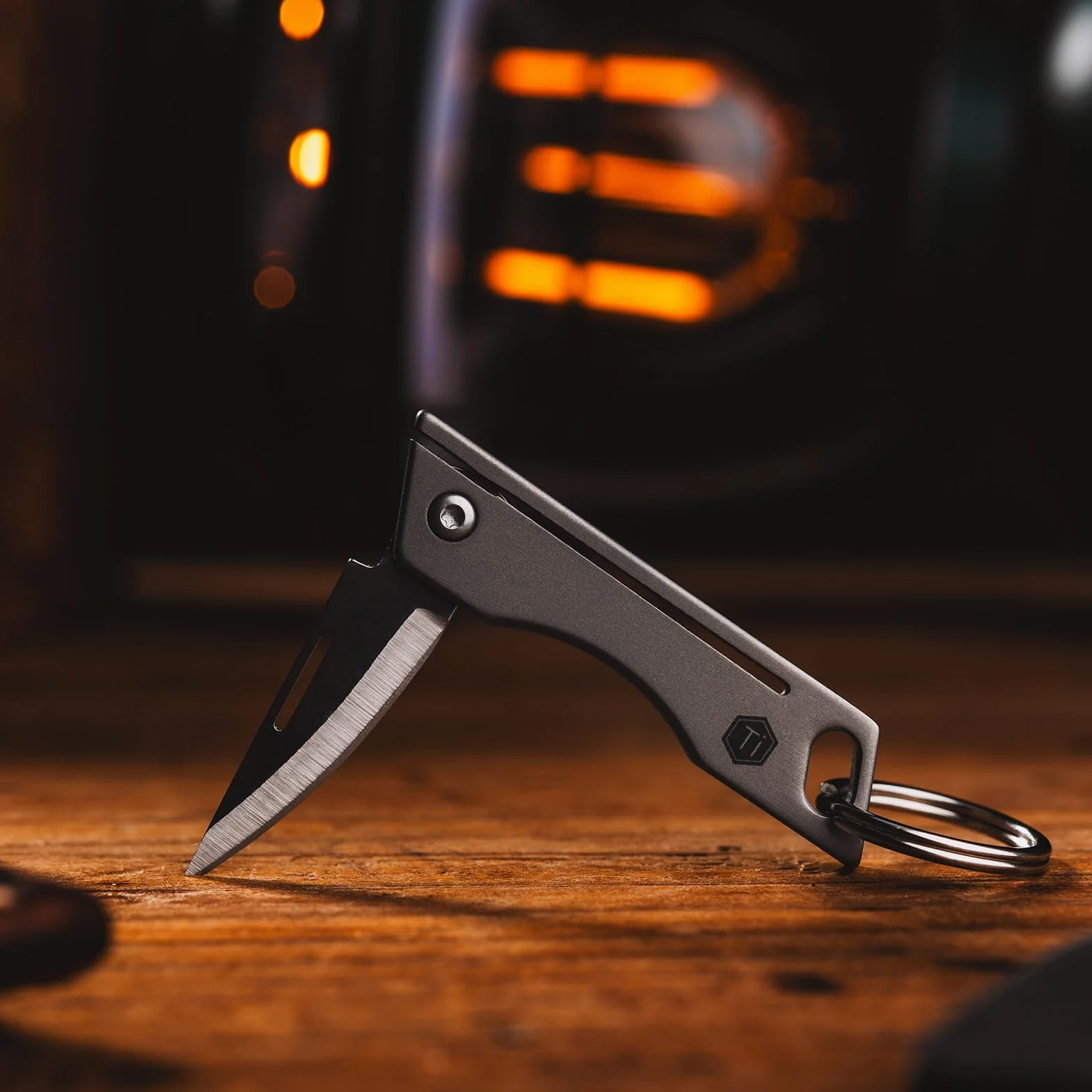 KeyUnity KK06 Mini-EDC-Taschenmesser, kleines Titan-Klappmesser mit integriertem Schlüsselloch für den täglichen Gebrauch
