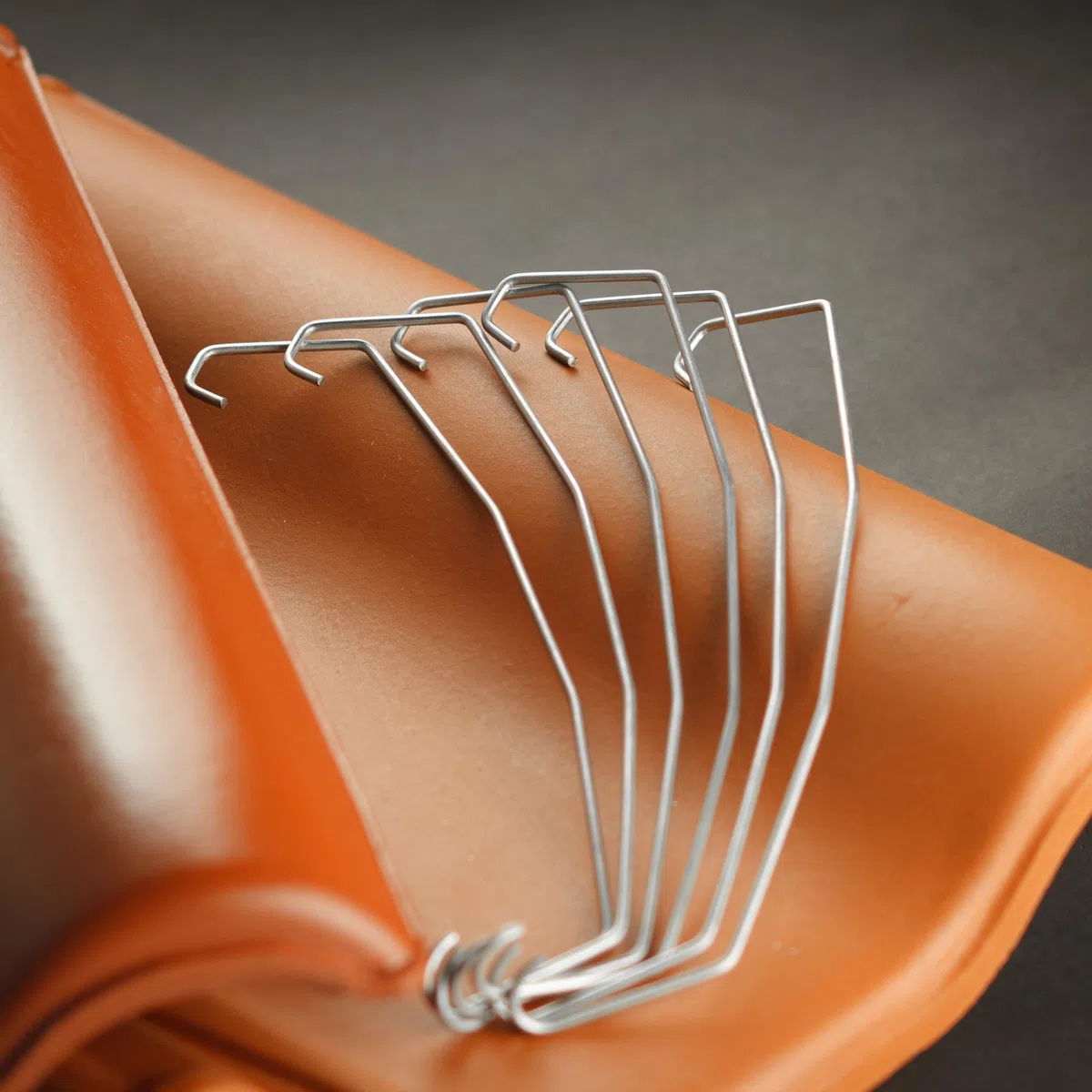 Parotec INOX stahl Kopf- / Seitnfalz- Klammer Sturmklammer für Dachziegel - MD 1.416 (100 Stück) – Passend für Dachpfannen und Dachlattenbefestigung, Seitenfalzklammern
