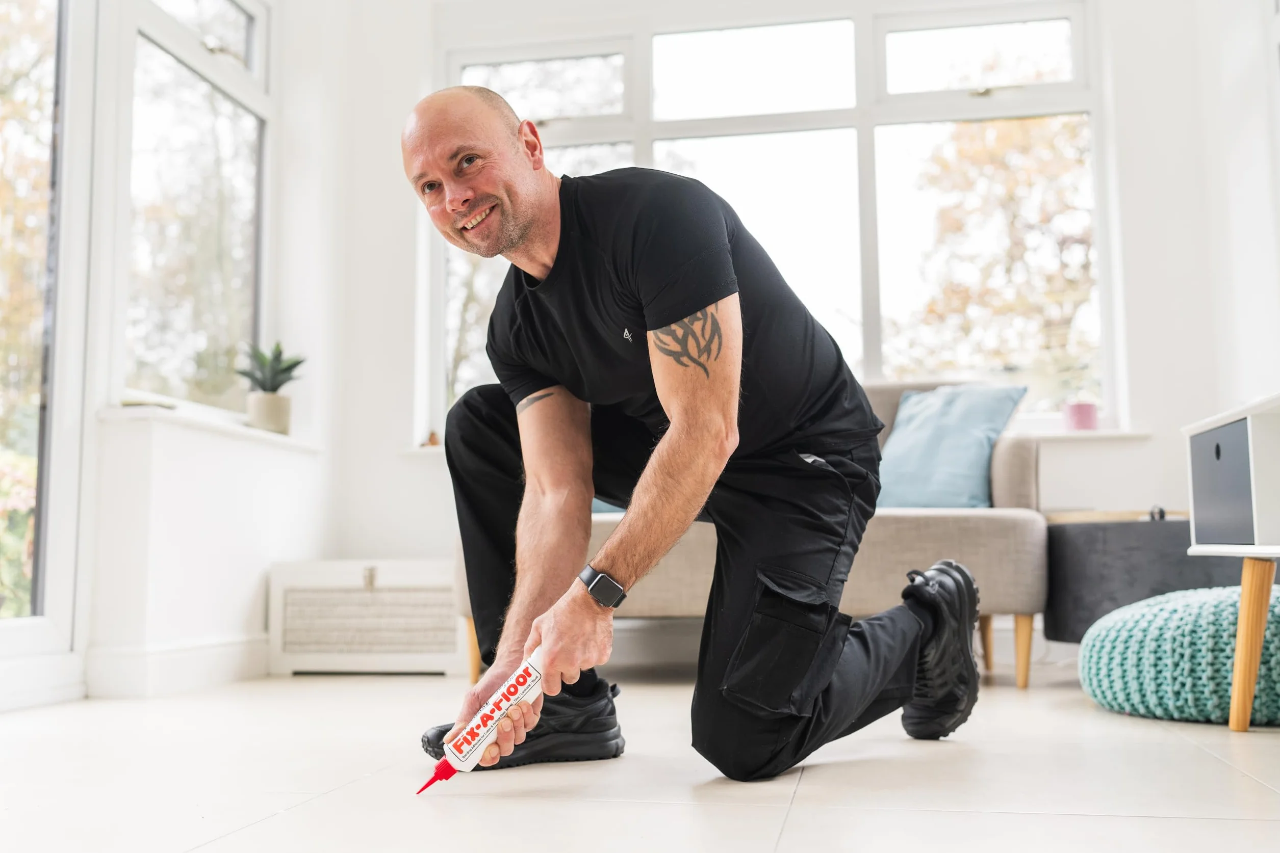 Fix-A-Floor Squeezy All-in-One Reparaturkleber für lose, hohle und knarrende Fliesen, Holz, LVT, LVP und Laminat