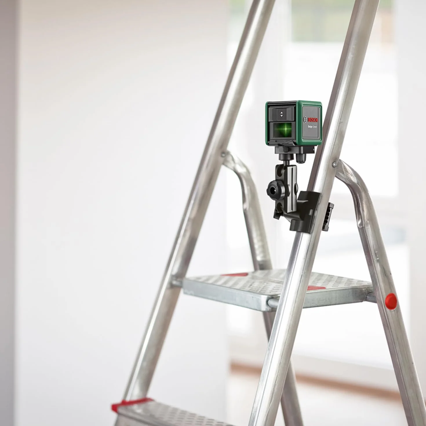 Bosch Universalklemme MM 2 (mit Klemmbereich 10-60 mm und Höhenverstellung 40-95 mm für schnelle und flexible Positionierung von Kreuzlinienlasern, im Karton)