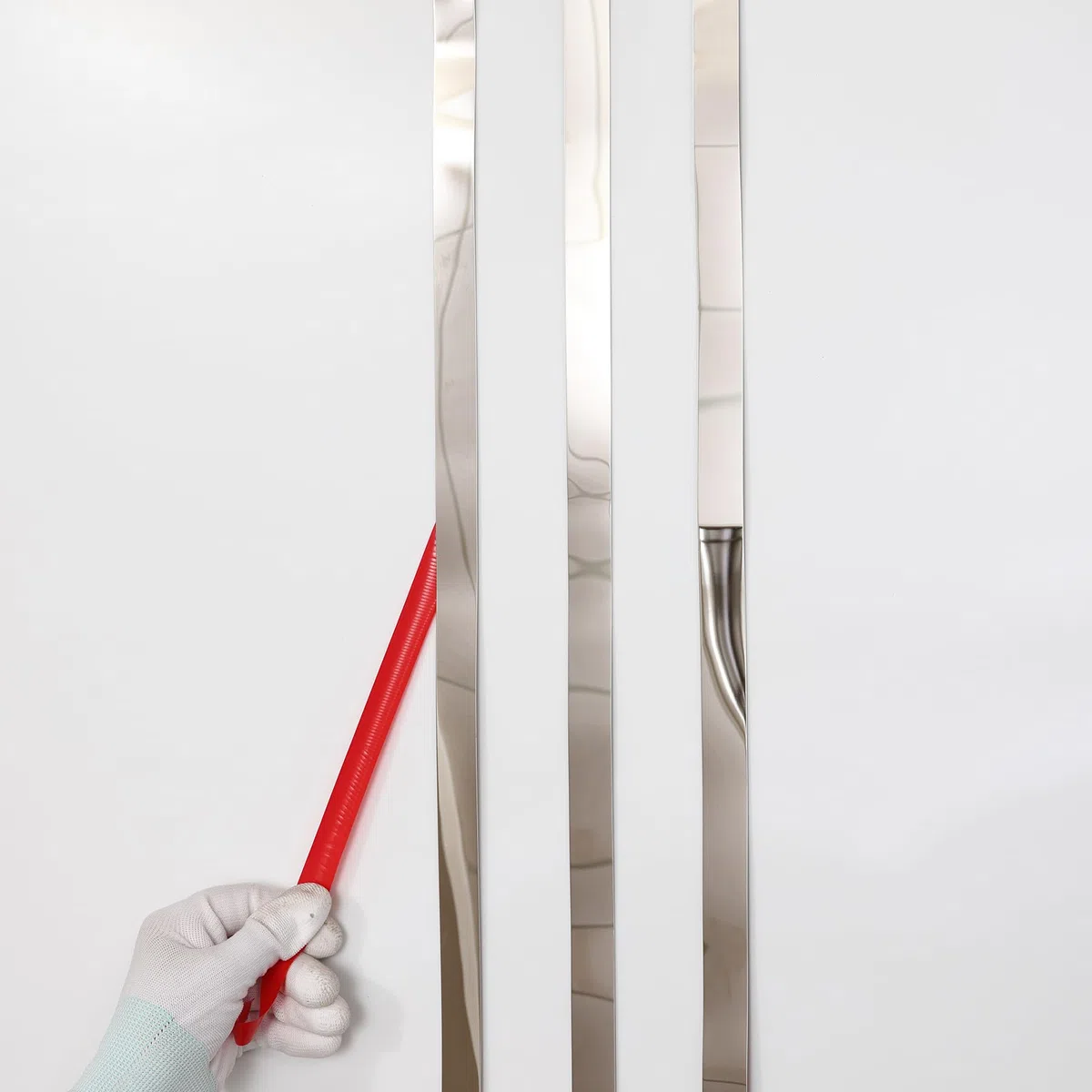 Silberne, metallisierte, spiegelähnliche Zierleiste, Abzieh- und Klebestreifen für Spiegelrahmen, Wand, Kamin und Heimwerkerdekoration (10m x 1cm)