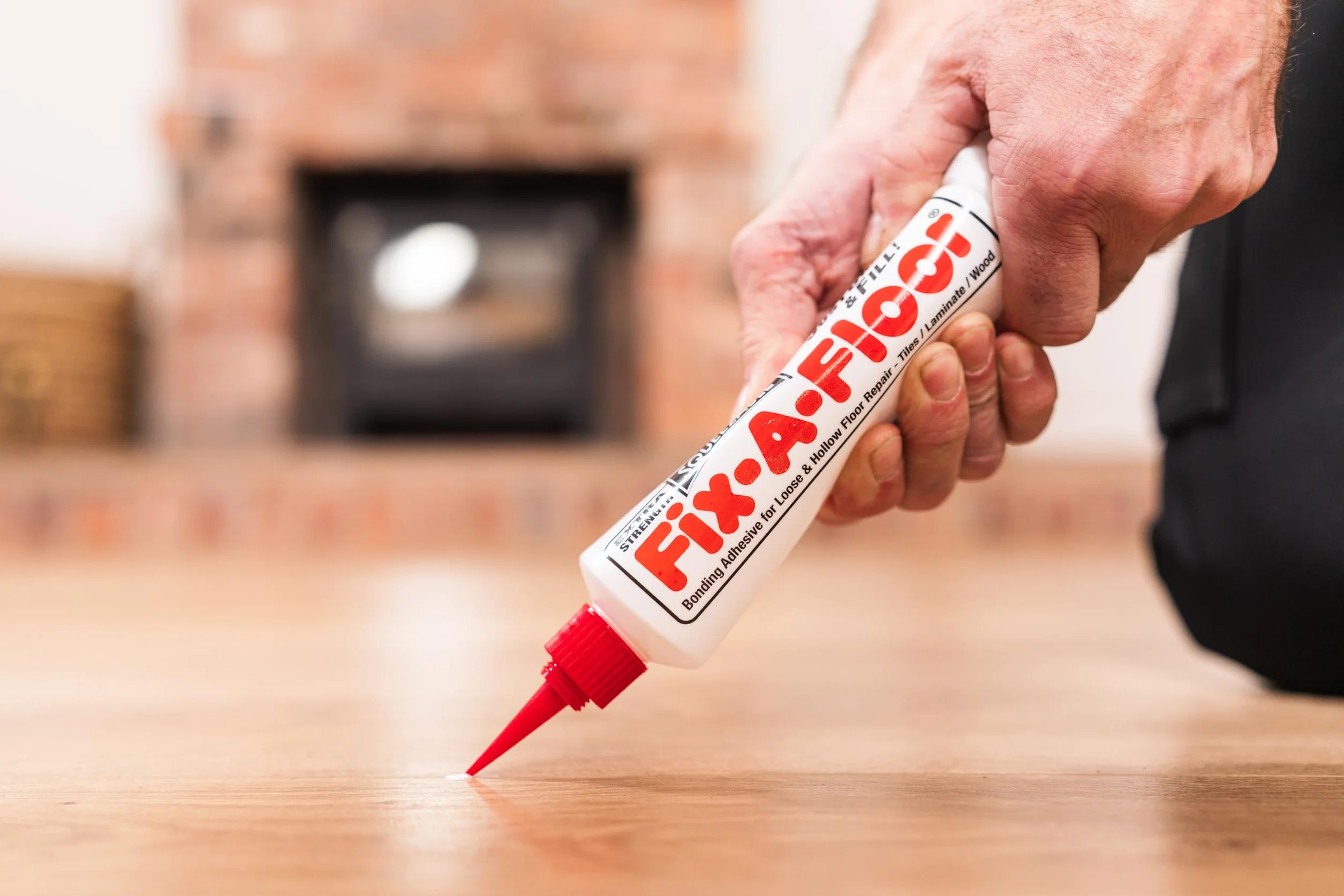 Fix-A-Floor Squeezy All-in-One Reparaturkleber für lose, hohle und knarrende Fliesen, Holz, LVT, LVP und Laminat