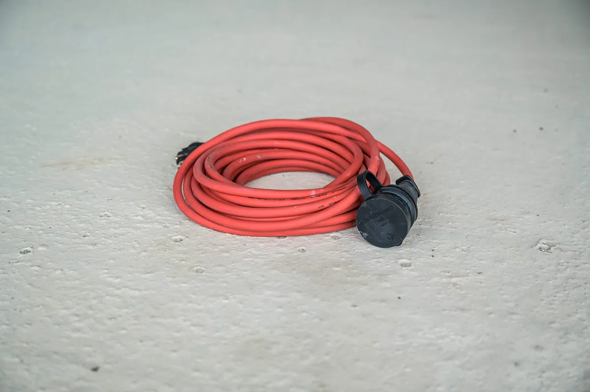 Brennenstuhl Baustellen-Verlängerungskabel (10m Kabel, für den Einsatz im Außenbereich IP44) rot